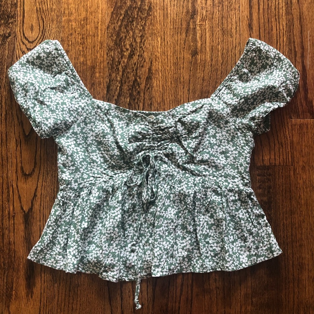 La Hearts Short-Sleeved Flowered Blouse